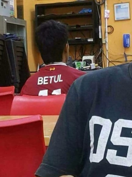 15 Tulisan nama punggung di jersey bola ini nyeleneh abis, kok bisa kepikiran ya?
