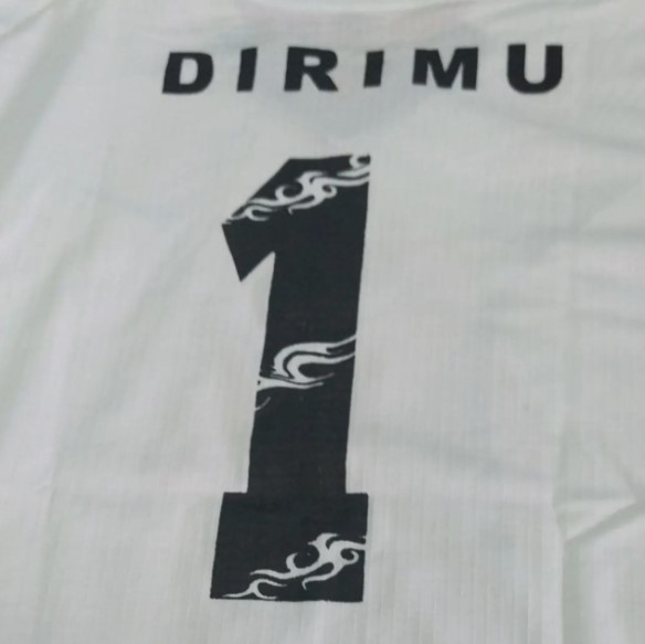 15 Tulisan nama punggung di jersey bola ini nyeleneh abis, kok bisa kepikiran ya?