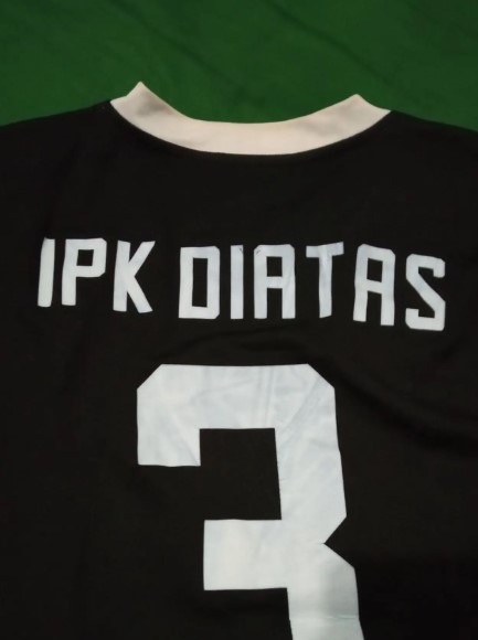 15 Tulisan nama punggung di jersey bola ini nyeleneh abis, kok bisa kepikiran ya?