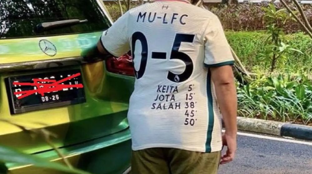 15 Tulisan nama punggung di jersey bola ini nyeleneh abis, kok bisa kepikiran ya?