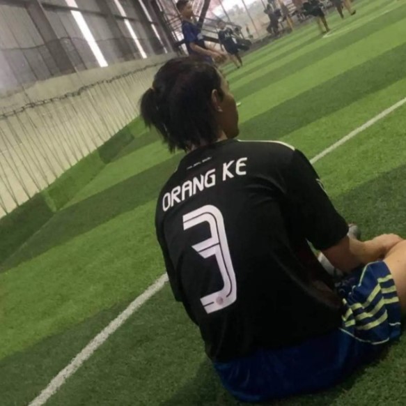 15 Tulisan nama punggung di jersey bola ini nyeleneh abis, kok bisa kepikiran ya?