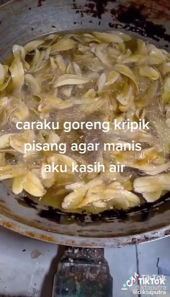 Bukan setelah digoreng, begini trik mencampur pemanis cair keripik pisang