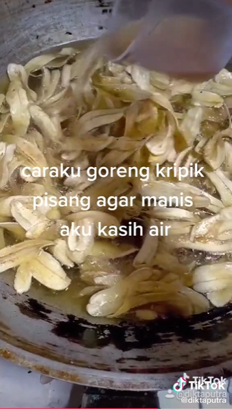 Bukan setelah digoreng, begini trik mencampur pemanis cair keripik pisang