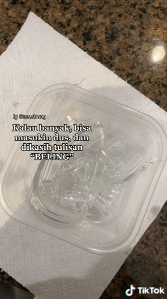 Cara simpel membuang pecahan kaca ke tong sampah, bikin tangan terhindar dari luka