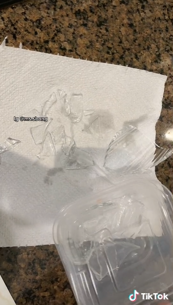 Cara simpel membuang pecahan kaca ke tong sampah, bikin tangan terhindar dari luka