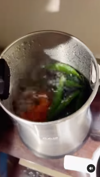 Cara Via Vallen bikin sambal tanpa cobek dan ulekan, simpel untuk traveling