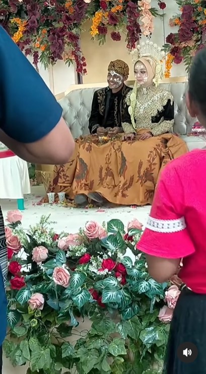 riasan pengantin belepotan karena dipoles bedak © 2022 Instagram 
