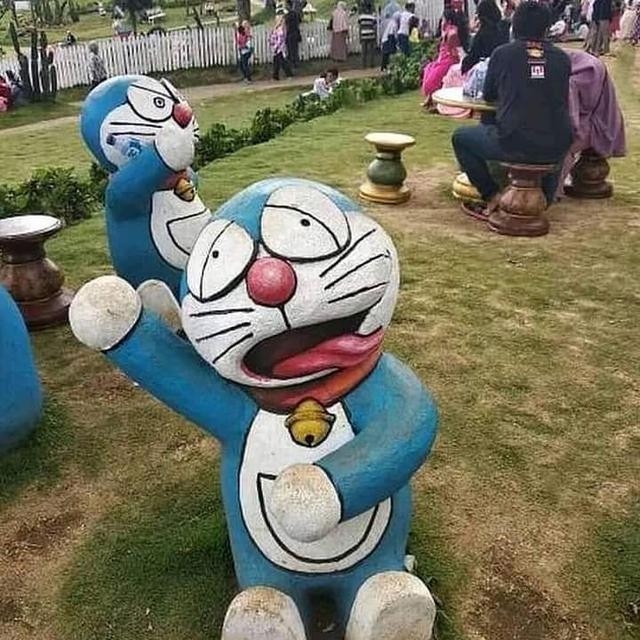 patung anime absurd  © berbagai sumber