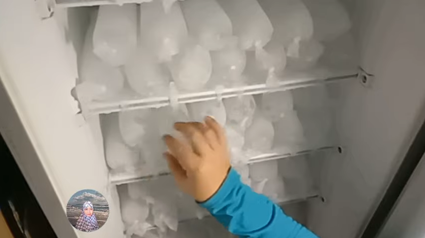 Tak banyak diketahui, ini trik praktis menyimpan plastik es batu agar tidak lengket di freezer