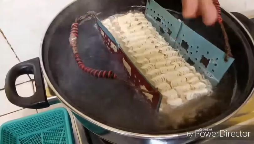 Cara mudah menggulung mi di sosis agar bentuknya rapi dan tidak mudah lepas