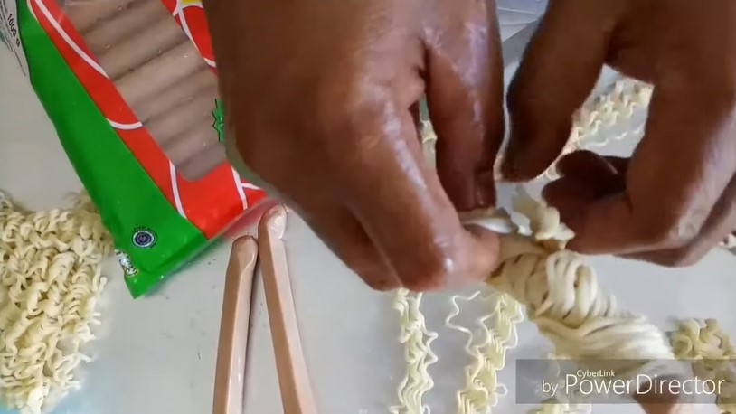 Cara mudah menggulung mi di sosis agar bentuknya rapi dan tidak mudah lepas