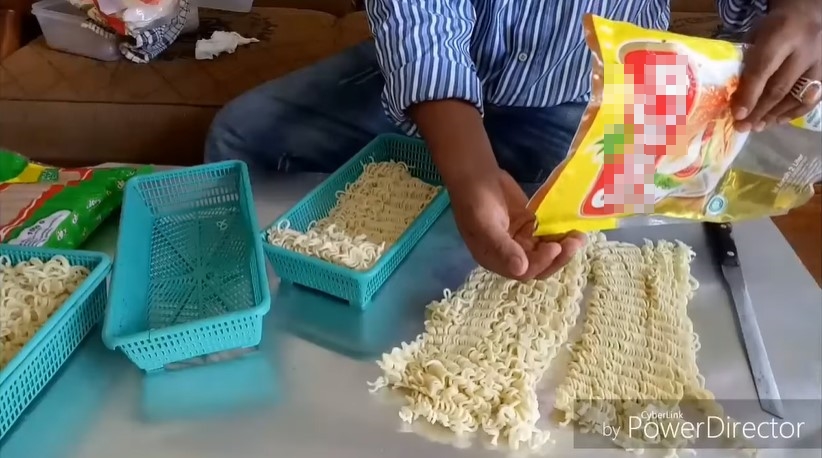 Cara mudah menggulung mi di sosis agar bentuknya rapi dan tidak mudah lepas