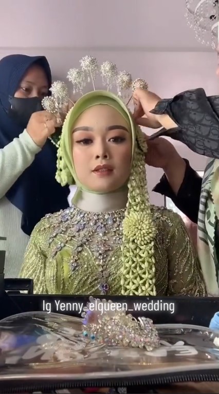 Transformasi Yessy jadi manten Solo © TikTok Transformasi Yessy jadi manten Solo © TikTok