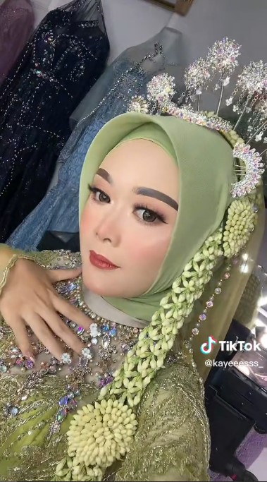 Transformasi Yessy jadi manten Solo © TikTok Transformasi Yessy jadi manten Solo © TikTok