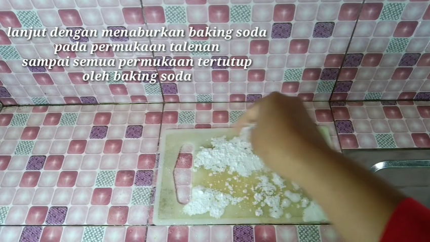Simpel tanpa bahan pemutih, ini cara jitu bersihkan noda membandel pada talenan plastik