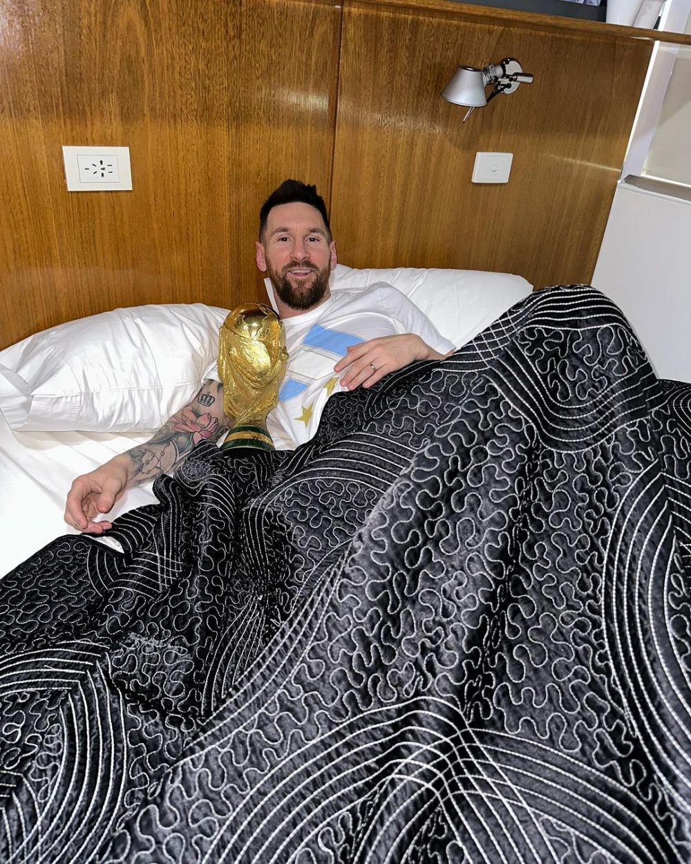 Bikin iri! Lionel Messi bagikan foto tidur dengan trofi emas Piala Dunia, mimpi jadi kenyataan