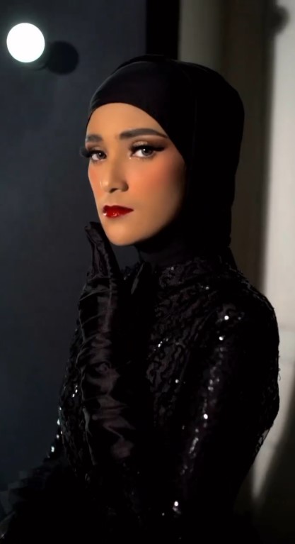 11 Potret Nadya Mustika jalani pemotretan bertema glamour, kecantikannya dipuji bak Mulan Jameela