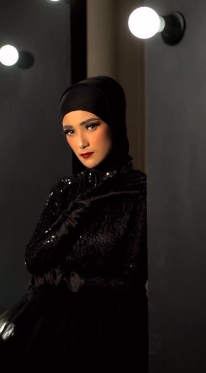 11 Potret Nadya Mustika jalani pemotretan bertema glamour, kecantikannya dipuji bak Mulan Jameela