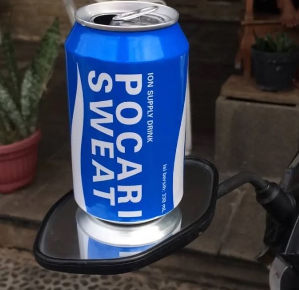 spion motor dijadikan tatakan © 2022 Instagram 