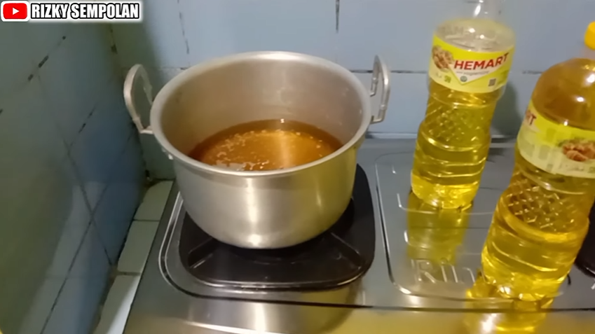 Cara pakai minyak goreng agar tidak cepat menghitam, cocok buat masak porsi besar
