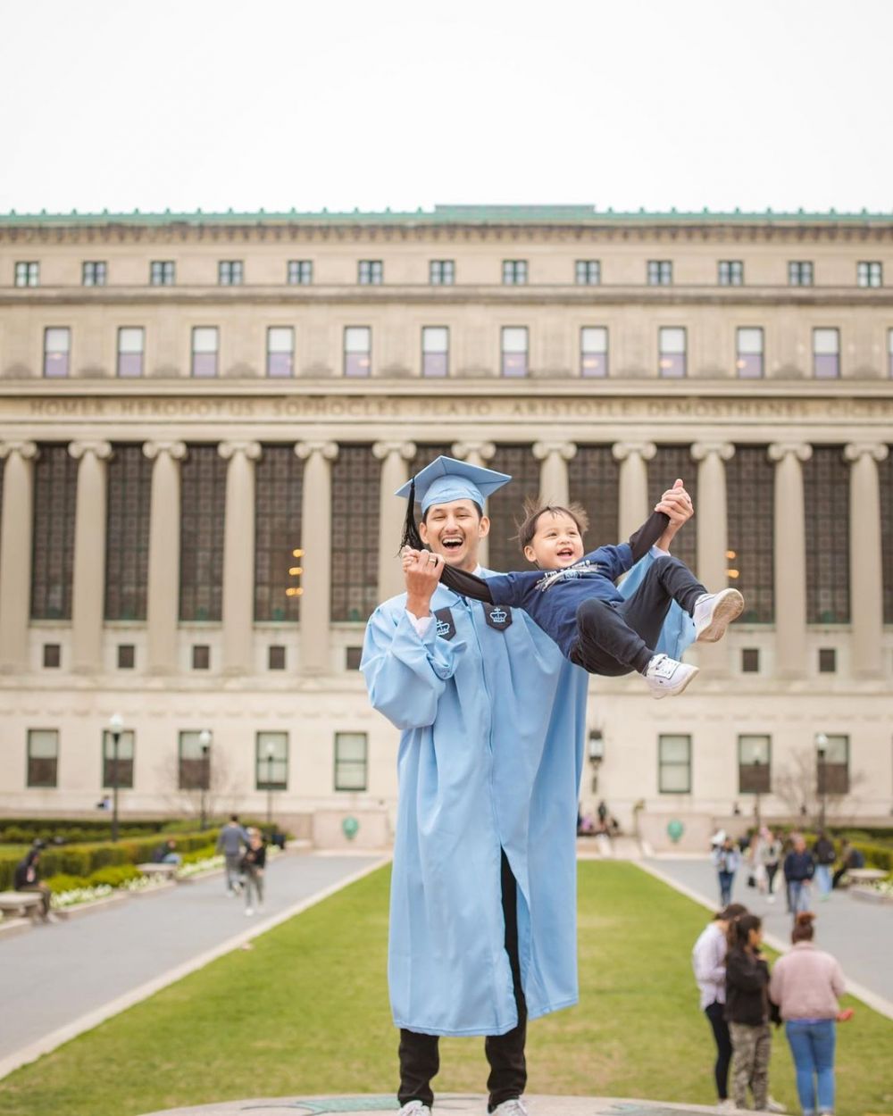 momen wisuda S2 randi bachtiar usai sembuh dari kanker © berbagai sumber