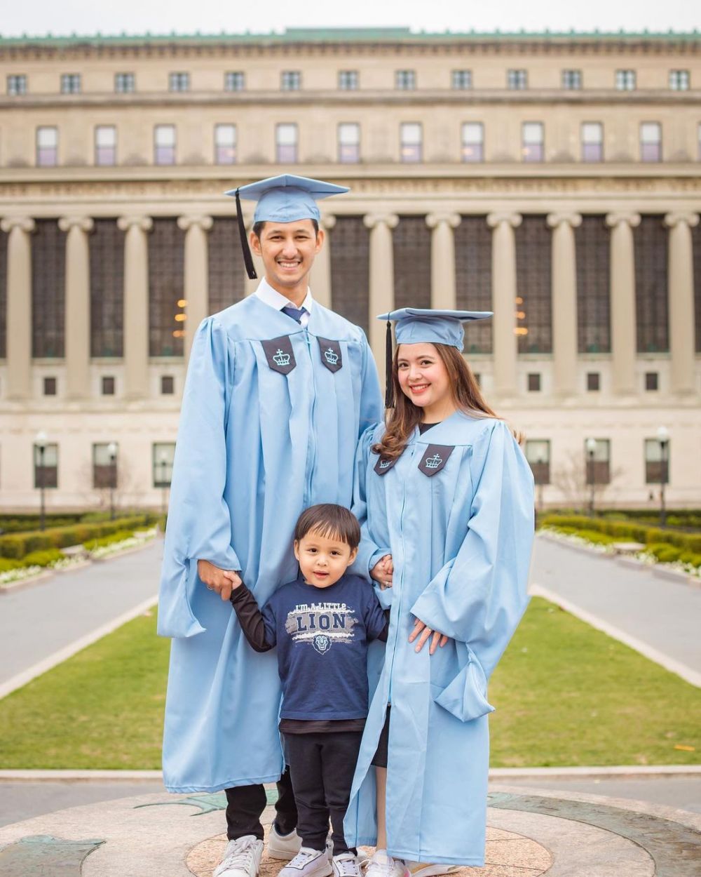 momen wisuda S2 randi bachtiar usai sembuh dari kanker © berbagai sumber