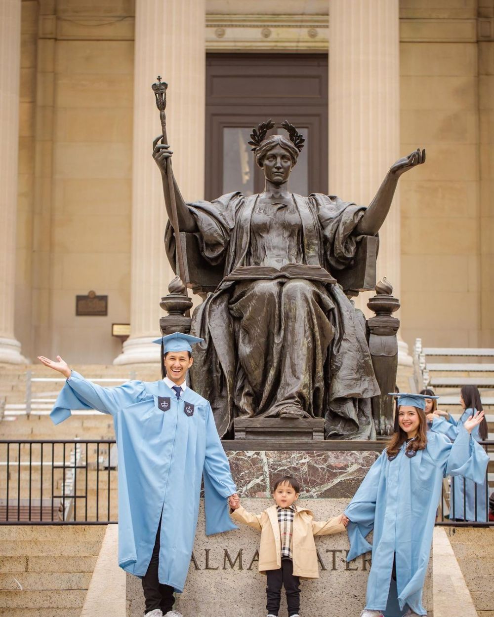 momen wisuda S2 randi bachtiar usai sembuh dari kanker © berbagai sumber