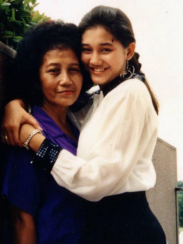 potret kenangan Nike Ardilla dan ibu © berbagai sumber