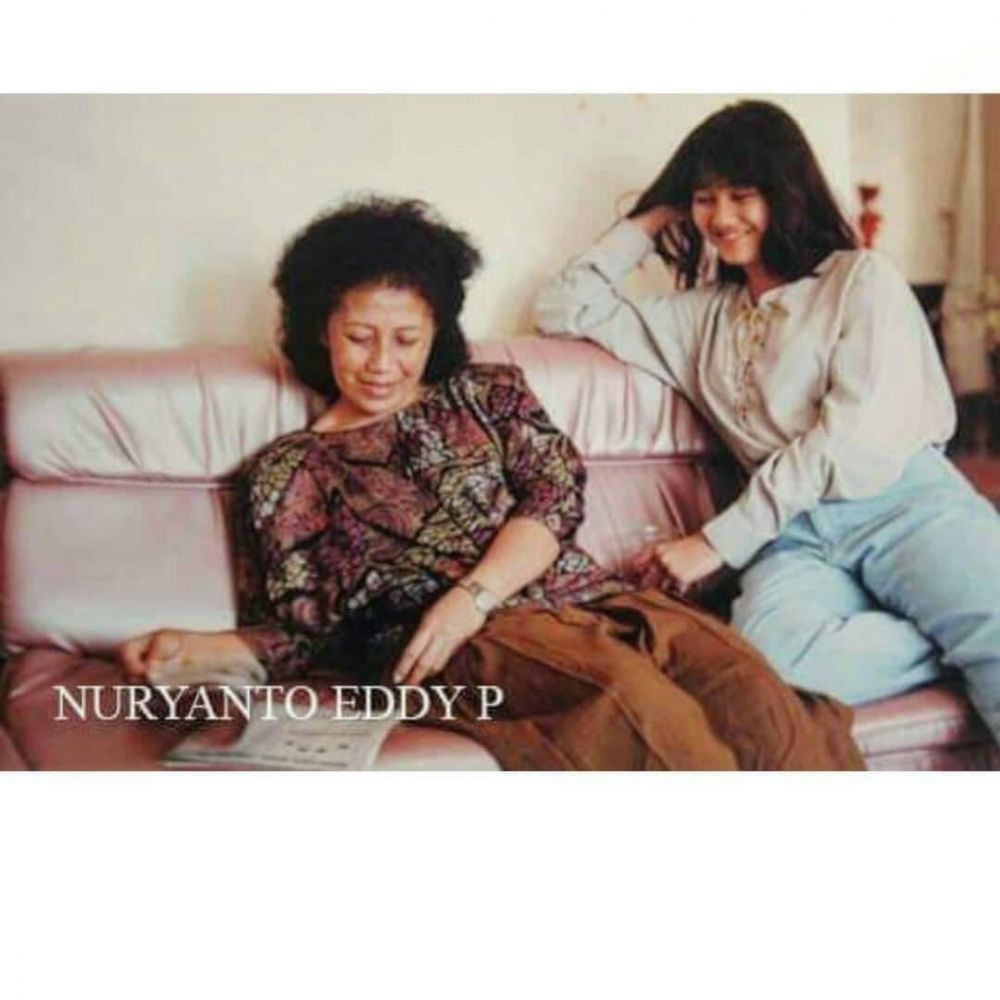 potret kenangan Nike Ardilla dan ibu © berbagai sumber