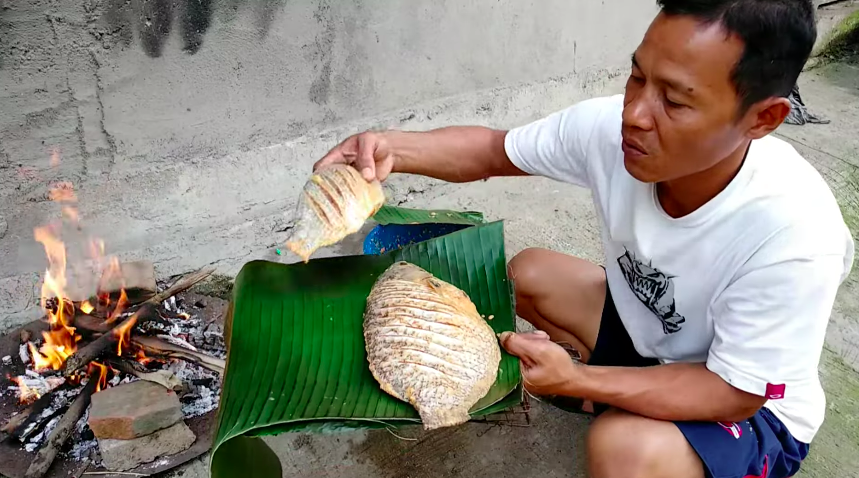 Agar matang merata dan tidak gosong, begini trik bakar ikan berukuran besar