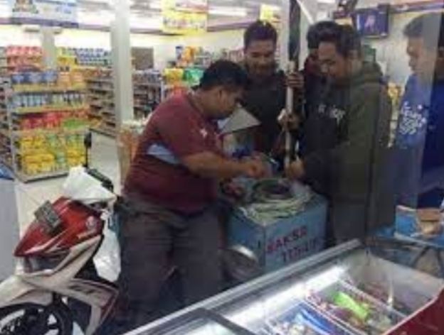 barang nggak biasa di minimarket © berbagai sumber barang nggak biasa di minimarket © berbagai sumber