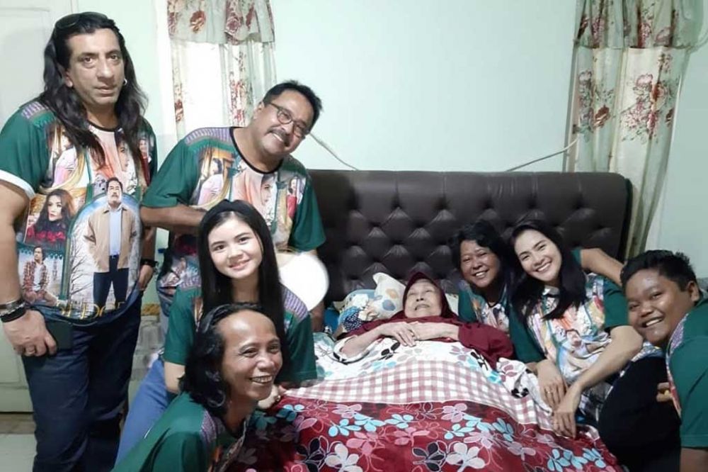 Sudah dianggap seperti ibu kandung, ini 11 kenangan pemain Si Doel bareng Aminah Cendrakasih