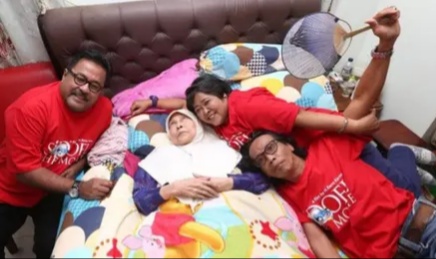 Kenangan si Doel dengan aminah © 2022 brilio.net Kenangan si Doel dengan aminah © 2022 brilio.net