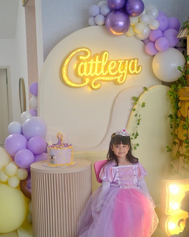 Kue ulang tahun 11 anak seleb bertema princess Disney, desainnya kece bikin nggak tega makan