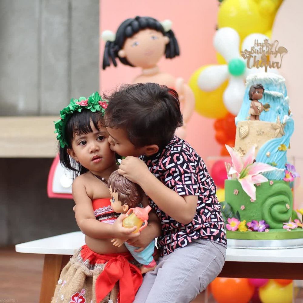 Kue ulang tahun 11 anak seleb bertema princess Disney, desainnya kece bikin nggak tega makan