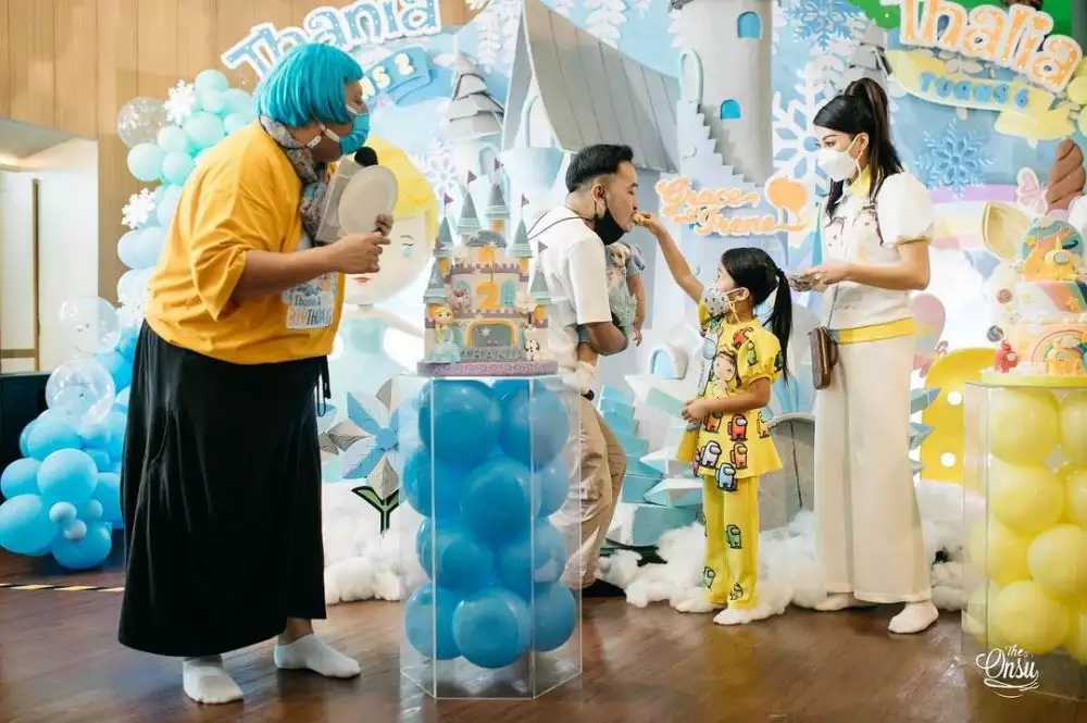 Kue ulang tahun 11 anak seleb bertema princess Disney, desainnya kece bikin nggak tega makan