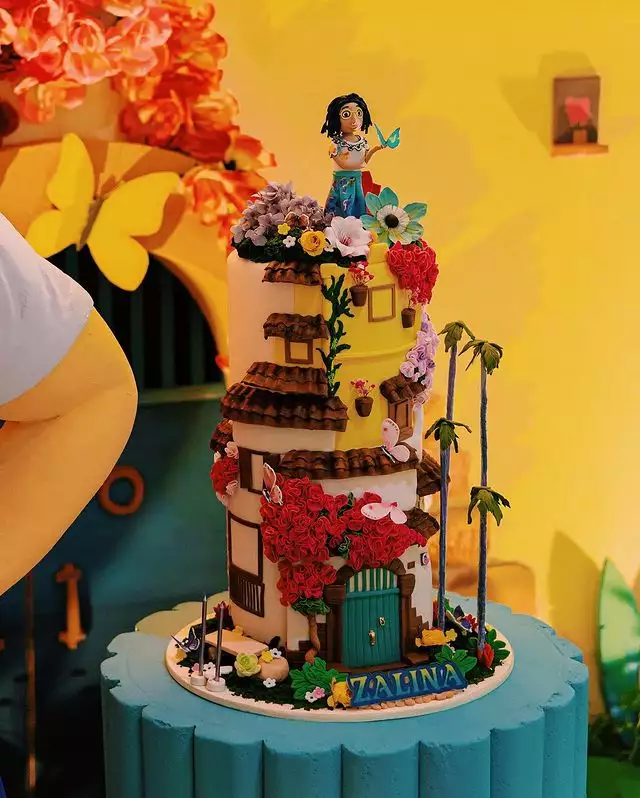 Kue ulang tahun 11 anak seleb bertema princess Disney, desainnya kece bikin nggak tega makan