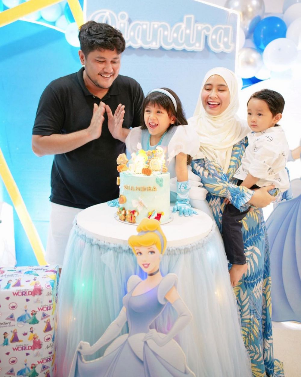 Kue ulang tahun 11 anak seleb bertema princess Disney, desainnya kece bikin nggak tega makan