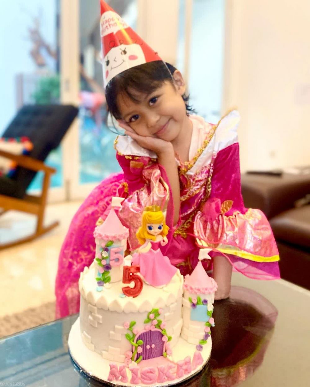 Kue ulang tahun 11 anak seleb bertema princess Disney, desainnya kece bikin nggak tega makan