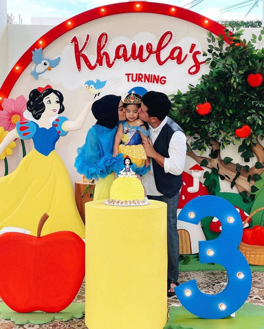 Kue ulang tahun 11 anak seleb bertema princess Disney, desainnya kece bikin nggak tega makan