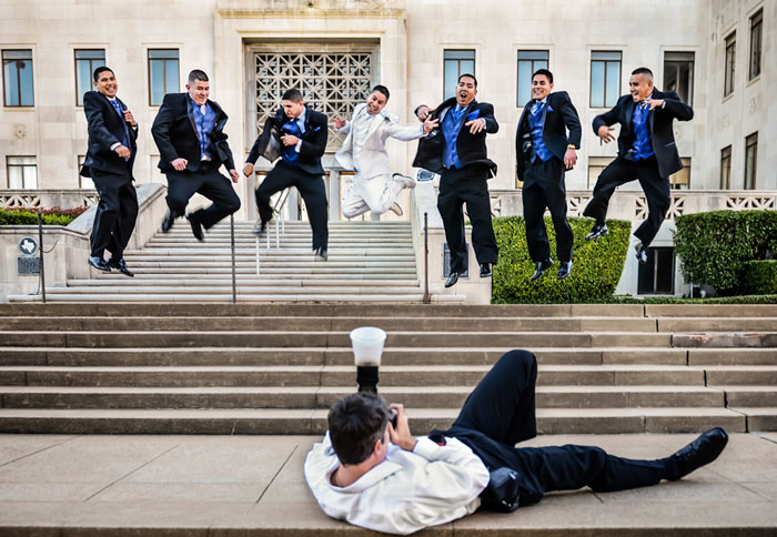 9 Aksi kocak fotografer ambil gambar acara pernikahan ini bikin ketawa geli