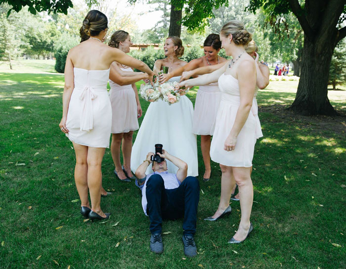 9 Aksi kocak fotografer ambil gambar acara pernikahan ini bikin ketawa geli