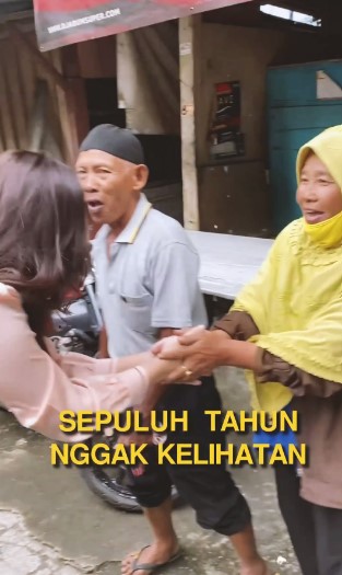 Momen Nafa Urbach pulang ke Magelang © 2022 Instagram  Momen Nafa Urbach pulang ke Magelang © 2022 Instagram