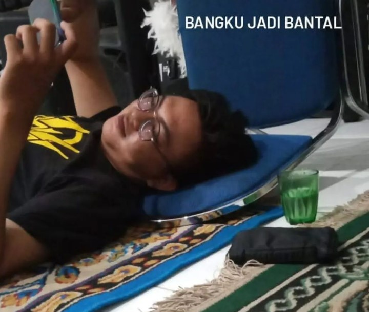 orang tidur dengan alas bantal seadanya © 2022 Instagram orang tidur dengan alas bantal seadanya © 2022 Instagram