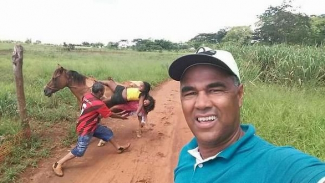 selfie tapi nggak lihat belakangnya © berbagai sumber selfie tapi nggak lihat belakangnya © berbagai sumber