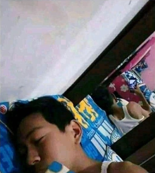 selfie tapi nggak lihat belakangnya © berbagai sumber selfie tapi nggak lihat belakangnya © berbagai sumber