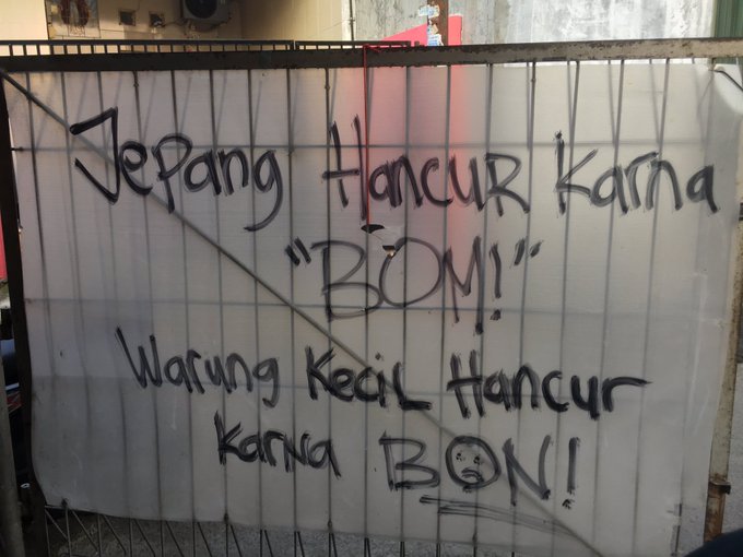 pedagang ngingetin pembeli biar bayar © berbagai sumber