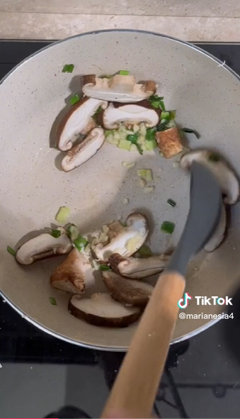 Tanpa direbus berjam-jam, ini 7 cara bikin kuah ramen kental dan gurih bak restoran Jepang