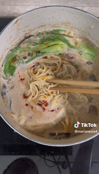 Tanpa direbus berjam-jam, ini 7 cara bikin kuah ramen kental dan gurih bak restoran Jepang