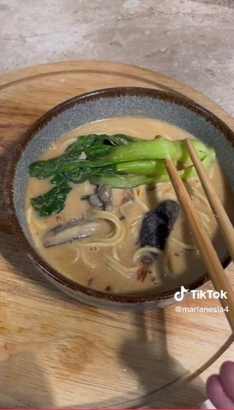 Tanpa direbus berjam-jam, ini 7 cara bikin kuah ramen kental dan gurih bak restoran Jepang